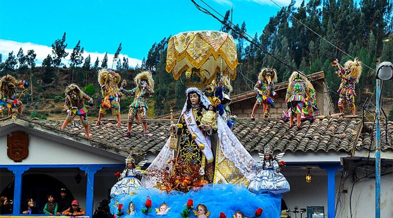 DESCUBRE LA MAGIA DE LA FIESTA DE PAUCARTAMBO EN JULIO