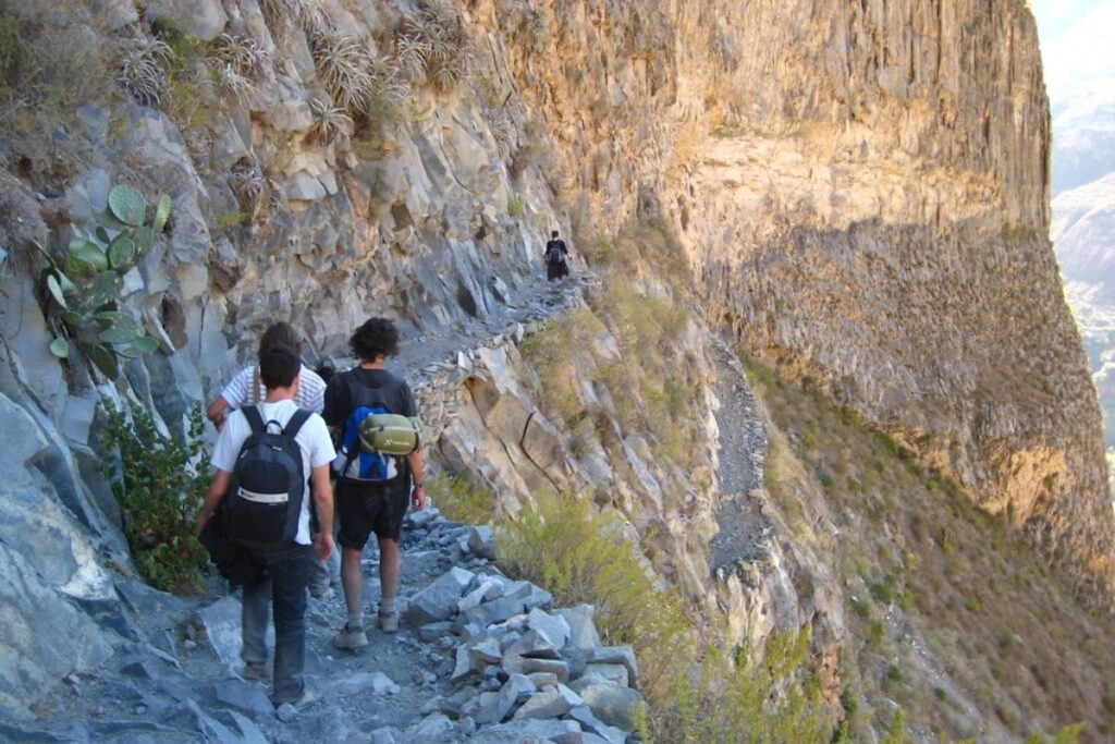 Personas haciendo caminata en Colca