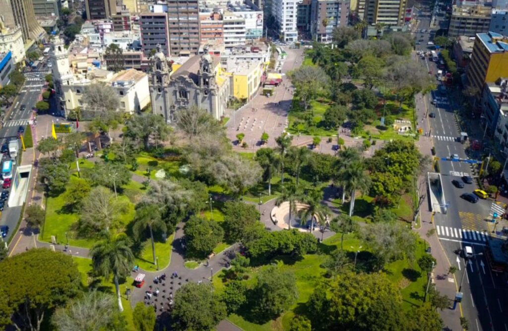 Recorrer el Parque Kennedy y Barranco
