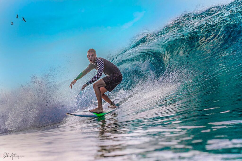 Surfista en las Playas de Perú